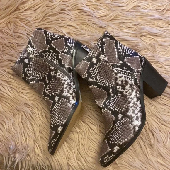 Braxten Snake Embossed Block Heel Bootie
14TH AND UNION - Picture 5 of 7